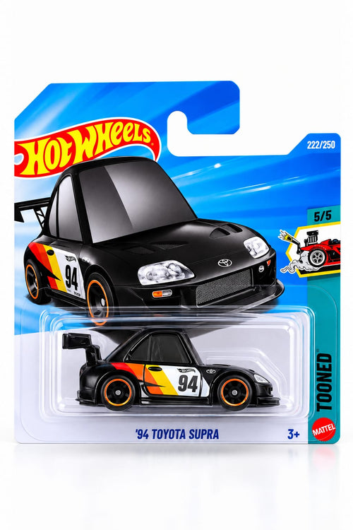 Hot Wheels '94 Toyota Supra Tooned 2026 negro con dorsal 94, gráficos de competición y llantas con aro naranja, 222/250, en blíster original.